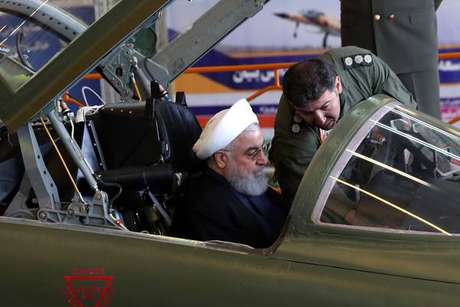 Hasan Rohani chegou a se sentar na cabine do piloto antes da exibição.