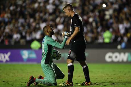 Everson, keeper of Ceará, and Maxi Lopez, Vasco striker, in a match valid for the 19th round of the Brazilian championship, in the stadium of San Januario, in Rio de Janeiro, on Monday 20.