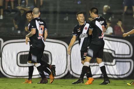 Wagner celebrates goal with team during Vasco da Gama x Ceará, held at the Estádio de São Januário for the 19th round of the Brazilian championship, on Monday (20) in Rio de Janeiro, RJ.