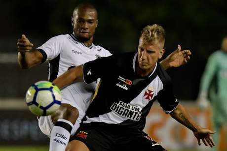     players Maxi Lopez do Vasco and Luiz Otavo do Ceará during the match between Vasco and Ceará, valid for the Brazilian championship 2018, in the São Januário Stadium in Rio de Janeiro (RJ), on Monday (20).
