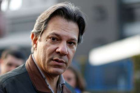 Candidato a vice-presidente do PT, Fernando Haddad, deixa sede da Polícia Federal em Curitiba
06/08/2018 REUTERS/Rodolfo Buhrer