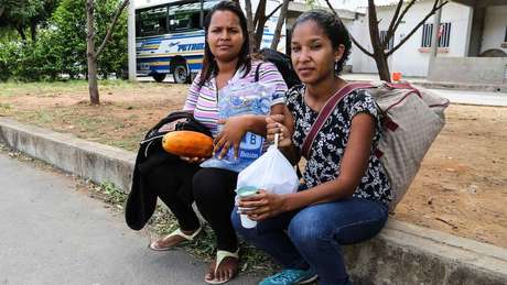 Eliane Pedrique (à esq) pegou um ônibus de Valência, a terceira maior cidade da Venezuela, para a fronteira da Colômbia. De lá, a única opção era caminhar até a cidade de Pamplona para buscar trabalho. São 60 km.