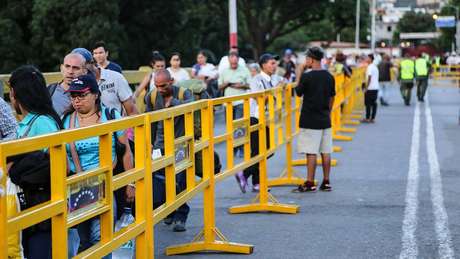 Fila para entrar na Colômbia fica cheia do amanhecer até o por do sol, quando os portões se fecham