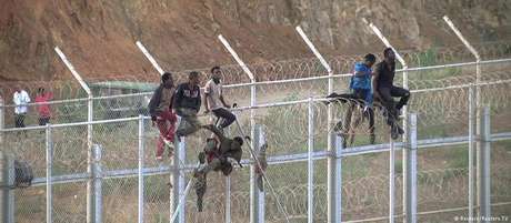 Centenas de migrantes conseguiram transpor a cerca que protege Ceuta em julho