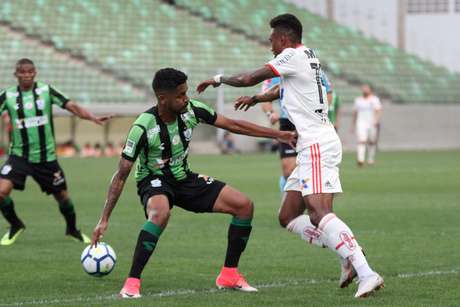 Disputa de bola em América-MG x Flamengo Disputa de bola em América-MG x Flamengo