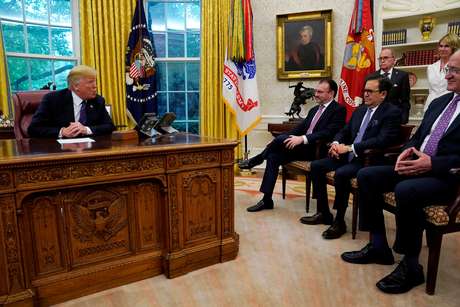 Mexican trade representatives and US President Donald Trump talk about NAFTA in the White House, Washington, USA
08/08/2018 REUTERS / Kevin Lamarque