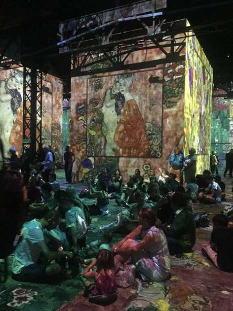 No Atelier des Lumières, vídeos são projetados do chão ao teto, em paredes de 10 metros de altura, numa área de 3.300 metros quadrados No Atelier des Lumières, vídeos são projetados do chão ao teto, em paredes de 10 metros de altura, numa área de 3.300 metros quadrados
