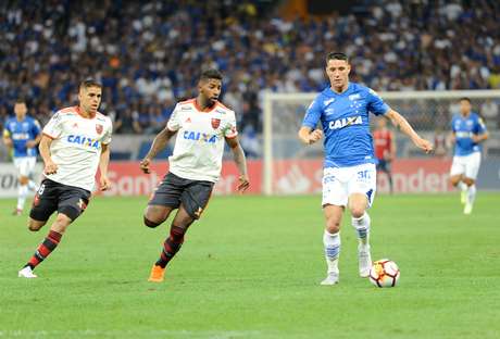 Thiago Neves disputa a bola com Cuéllar e Rodinei
