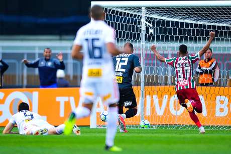  Anderson Martins, jogador do SÃ£o Paulo, faz gol contra para o Fluminense, partida vÃ¡lida pela vigÃ©sima segunda rodada do Campeonato Brasileiro