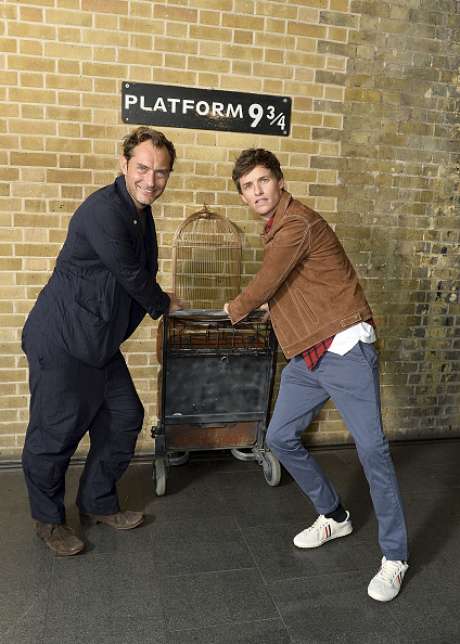 Jude Law e Eddie Redmayne na famosa plataforma 9 3/4 Jude Law e Eddie Redmayne na famosa plataforma 9 3/4