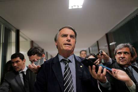 Candidato do PSL Ã  PresidÃªncia, Jair Bolsonaro, dÃ¡ entrevista a jornalistas no Congresso Nacional
04/09/2018 REUTERS/Adriano Machado