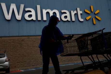 Pessoa pega carrinho em loja do Walmart
12/02/2018 REUTERS/Daniel Becerril