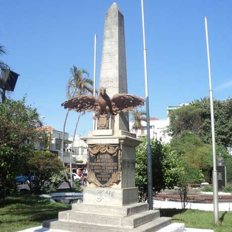 Pontos por onde Dom Pedro passou foram marcados por monumentos, como este obelisco em Pindamonhangaba