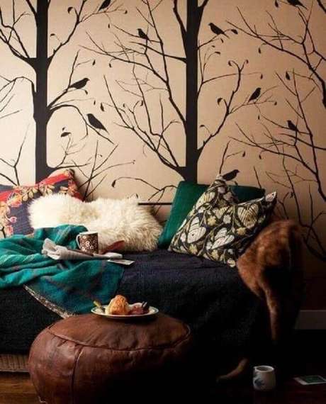 21. Cantinho de leitura decorado com adesivo de parede e puff redondo de couro – Foto: Pinterest