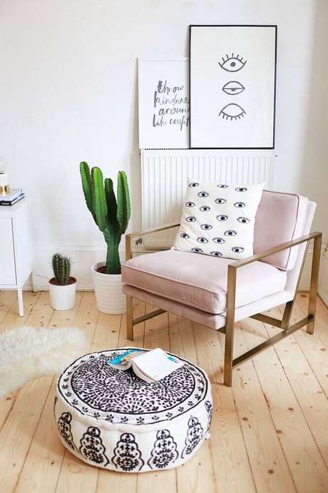 25. Decoração para cantinho de leitura com poltrona rosa e vaso de cactos – Foto: Brit + Co