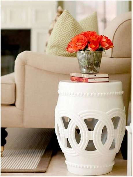 28. Decoração para cantinho da leitura na sala com garden seat e poltrona bege – Foto: Pinterest