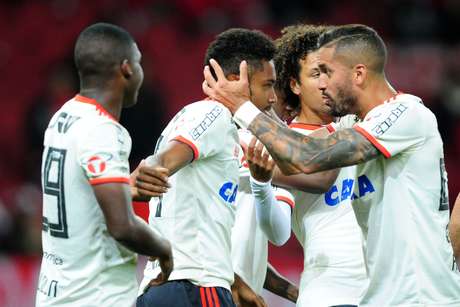 Vitinho comemora gol do Flamengo com os companheiros