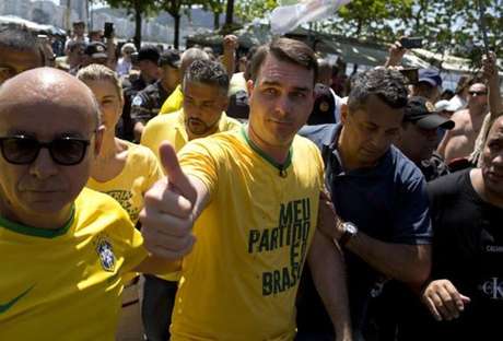 Flávio Bolsonaro na praia de Copacabana neste domingo, 9, no Rio de Janeiro.