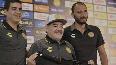 Maradona celebra chegada a clube mexicano e promete time ofensivo