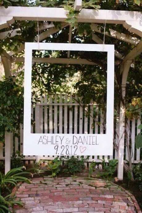 8- Na decoração de noivado a moldura serve para tirar fotos e entreter os convidados. Fonte: Pinterest 8- Na decoração de noivado a moldura serve para tirar fotos e entreter os convidados. Fonte: Pinterest