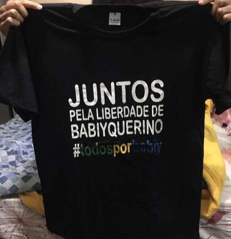 Família conseguiu uma doação de camisas para usar no ato Família conseguiu uma doação de camisas para usar no ato