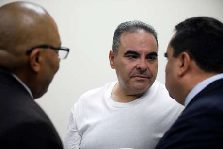   Former president of El Salvador, Antonio Saca, talks with his lawyers before the trial in San Salvador
12/09/2018 REUTERS / Jose Cabezas 