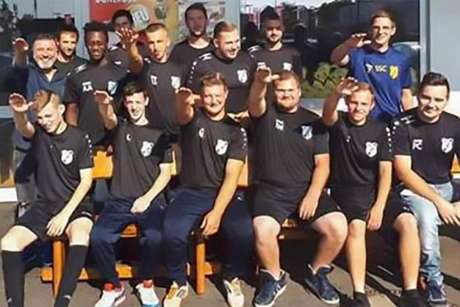 Jogadores são demitidos de time alemão após foto com gesto nazista (Foto: Reprodução) Jogadores são demitidos de time alemão após foto com gesto nazista (Foto: Reprodução)