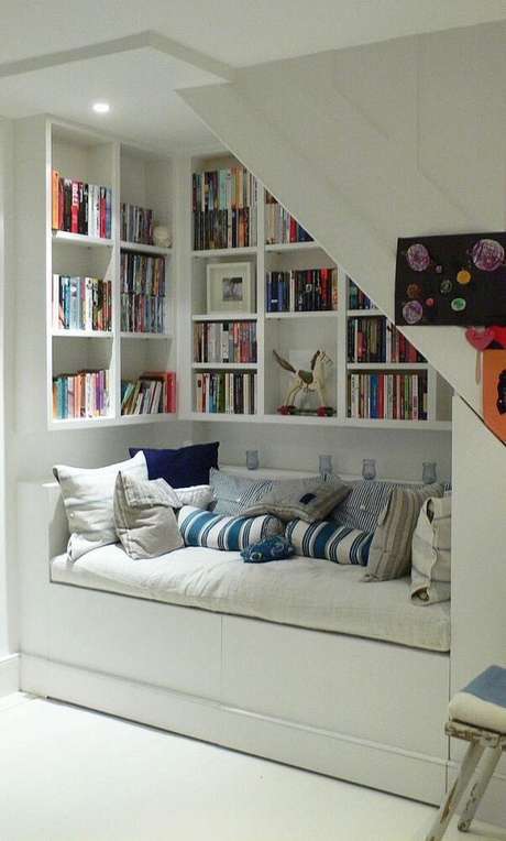 26. O quarto ficou super aconchegante com as prateleiras para livros. 26. O quarto ficou super aconchegante com as prateleiras para livros.