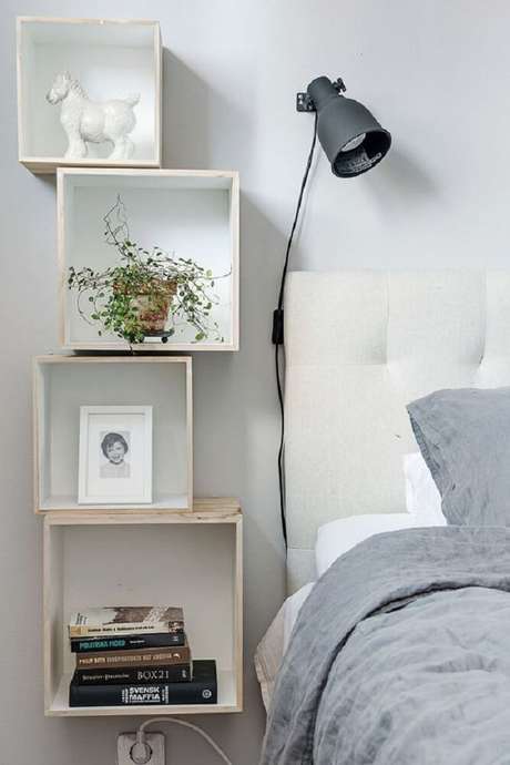 23. A prateleira para quarto também garante um local para colocar plantinhas. 23. A prateleira para quarto também garante um local para colocar plantinhas.