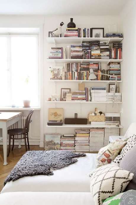 28. A decoração do quarto ficou por conta dos livros na prateleira. 28. A decoração do quarto ficou por conta dos livros na prateleira.