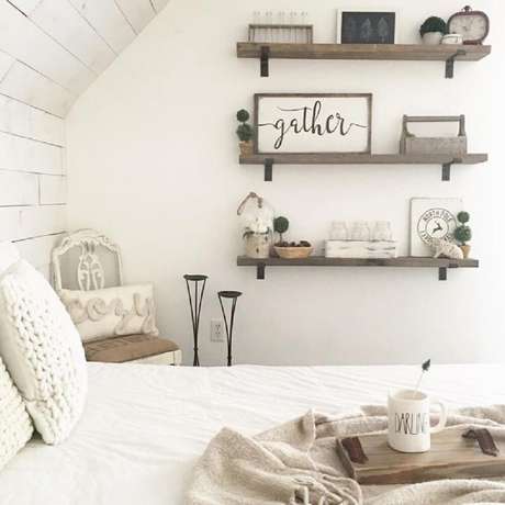 22. Decoração super delicada para quarto com prateleiras de madeira 22. Decoração super delicada para quarto com prateleiras de madeira