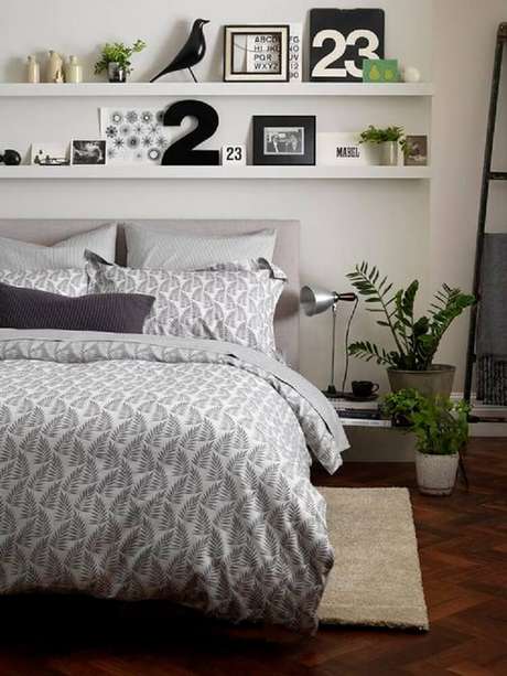 10. Prateleiras estreitas são ótimas para decoração com quadros e objetos pequenos. 10. Prateleiras estreitas são ótimas para decoração com quadros e objetos pequenos.