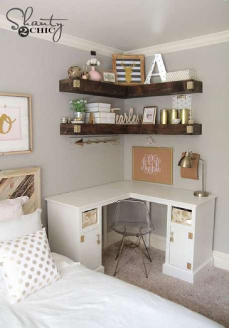 37. Prateleiras são ótimas opções para colocar nos cantos do quarto. 37. Prateleiras são ótimas opções para colocar nos cantos do quarto.