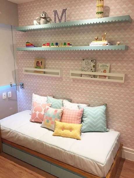 32. A delicadeza do quarto ficou por conta das prateleiras azuis. 32. A delicadeza do quarto ficou por conta das prateleiras azuis.