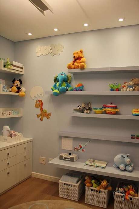 55- Prateleiras para quarto infantil deixam o ambiente mais organizado e convidativo Fonte: Helaine Goes Pinterich 55- Prateleiras para quarto infantil deixam o ambiente mais organizado e convidativo Fonte: Helaine Goes Pinterich