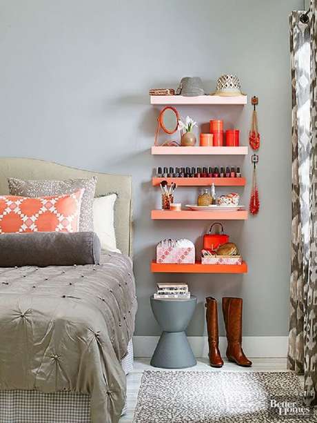 15. As prateleiras garantem espaço para organizar todos os objetos do quarto 15. As prateleiras garantem espaço para organizar todos os objetos do quarto