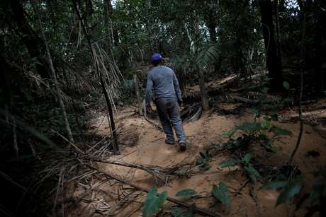 Homem caminha em área de cerrado na Barra do Ouro, no Tocantins 17/2/2018 REUTERS/Ueslei Marcelino 