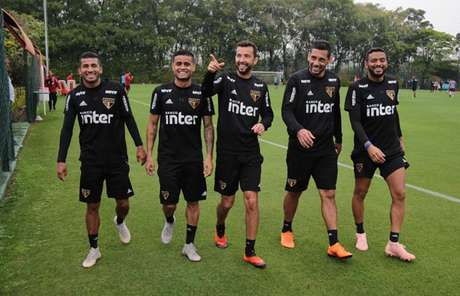Rojas, Everton, Nenê, Diego Souza e Reinaldo no treino desta sexta - FOTO: Rubens Chiri/São Paulo FC Rojas, Everton, Nenê, Diego Souza e Reinaldo no treino desta sexta - FOTO: Rubens Chiri/São Paulo FC