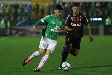AgustÃn Doffo (E), da Chapecoense, disputa lance com Bruno Guimarães, do Atlético Paranaense