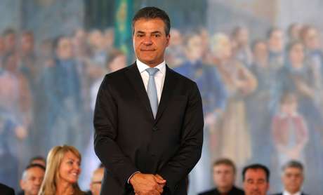 Ex-governador do Paraná Beto Richa posa para foto em Curitiba 