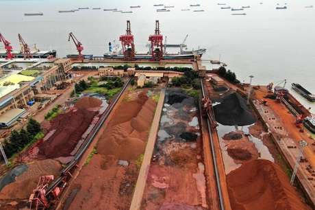 Pilhas de minério de ferro importado são vistas em um porto em Nantong, Jiangsu, na China. 11/09/ 2018. REUTERS/Stringer 