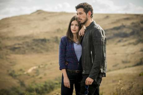 Cris (Vit&oacute;ria Strada) e Alain (Jo&atilde;o Vicente de Castro)