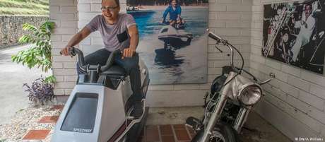 Turista tira foto no jet-ski de Pablo Escobar no museu dedicado ao narcotraficante em Medellín Turista tira foto no jet-ski de Pablo Escobar no museu dedicado ao narcotraficante em Medellín