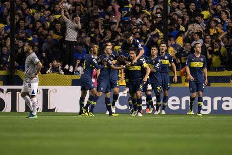 Jogadores do Boca Juniors comemoram o gol de Mauro ZÃ¡rate em partida contra o Cruzeiro