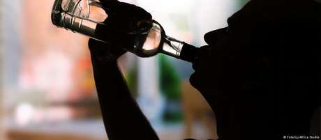 O consumo de álcool está associado a mais de 200 problemas de saúde e deixa as pessoas mais vulneráveis a doenças O consumo de álcool está associado a mais de 200 problemas de saúde e deixa as pessoas mais vulneráveis a doenças