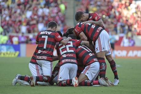 Jogadores do Flamengo comemoram gol de Willian Arão Jogadores do Flamengo comemoram gol de Willian Arão