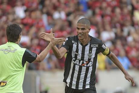 Leonardo Silva comemora gol do Atlético-MG