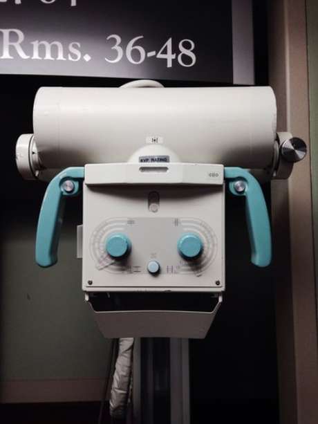 Parte de um equipamento médico que parece um rosto com um sorriso sinistro Parte de um equipamento médico que parece um rosto com um sorriso sinistro