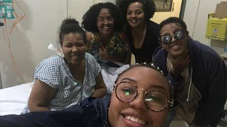 Deise, do Fat Family, recebe visita de parentes.