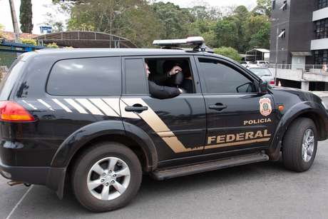 Carro da Polícia Federal leva agentes em operação Carro da Polícia Federal leva agentes em operação
